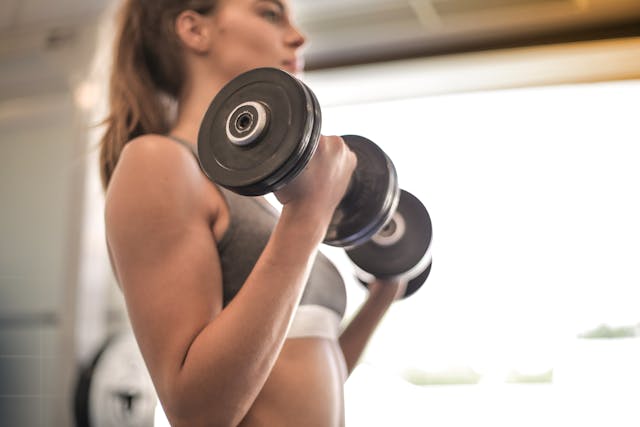 mulher treinando em uma academia buscando hipertrofia